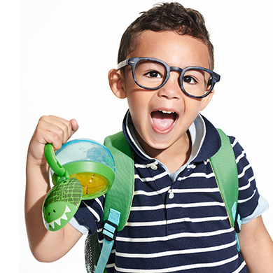 kid holding ZOO® Snack Cup with easy grip handle